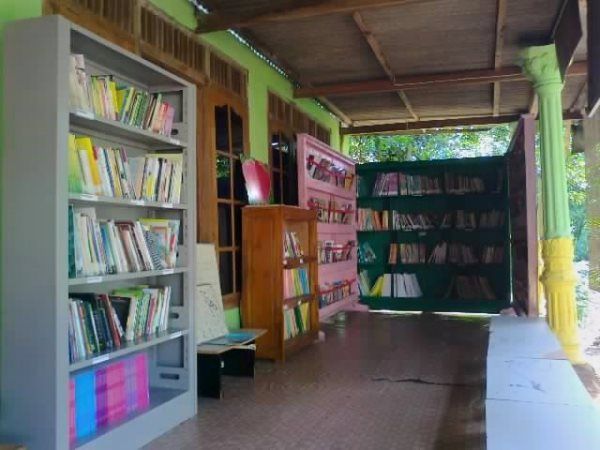 Perpustakaan PKBM yang berada di teras rumah (foto: dok pri)