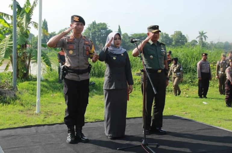 Kasdim 0815 Mayor Inf Nuryakin, S.Sos Bersama Kapolresta Dampingi Walikota Mojokerto Saat Apel Kesiapan Penanggulangan Bencana Alam, Selasa (18/12/2018).