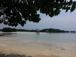 Salah satu pantai di kepulauan Seribu. Foto koleksi pribadi