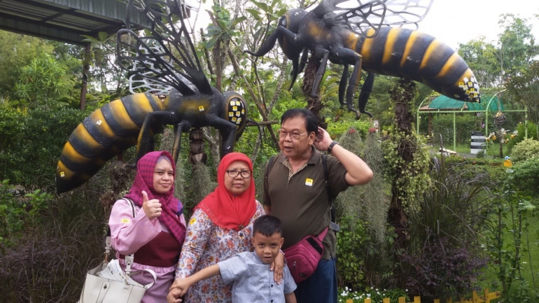 Di taman kebun madu kami berfoto bersama keluarga. Foto | Dokpri
