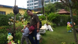 Bermain di taman madu bersama cucu. Foto | Dokpri