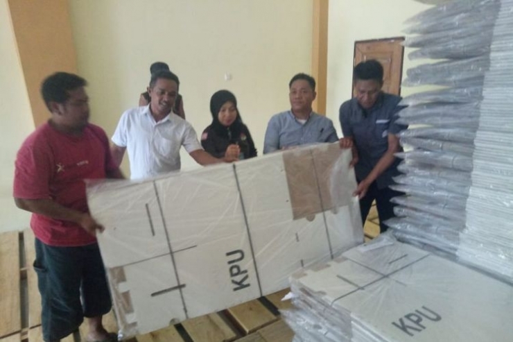 Kotak Suara saat tiba di KPU Kabupaten Poso, Senin (26/11/2018). 