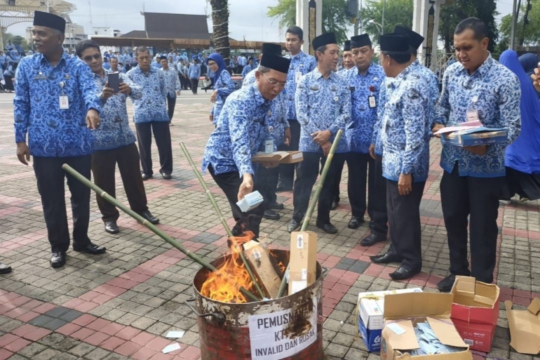 Pemusnahan E-KTP dipimpin langsung oleh Wakil Wali Kota Banjarmasin - Hermansyah