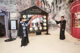 Dapat mempelajari rapalan mantra di Wand Challenge. Setelah itu, lambaikan tongkat untuk melihat berapa banyak mantra yang bisa kita sebutkan dengan benar. | Dokumentasi Changi Airport