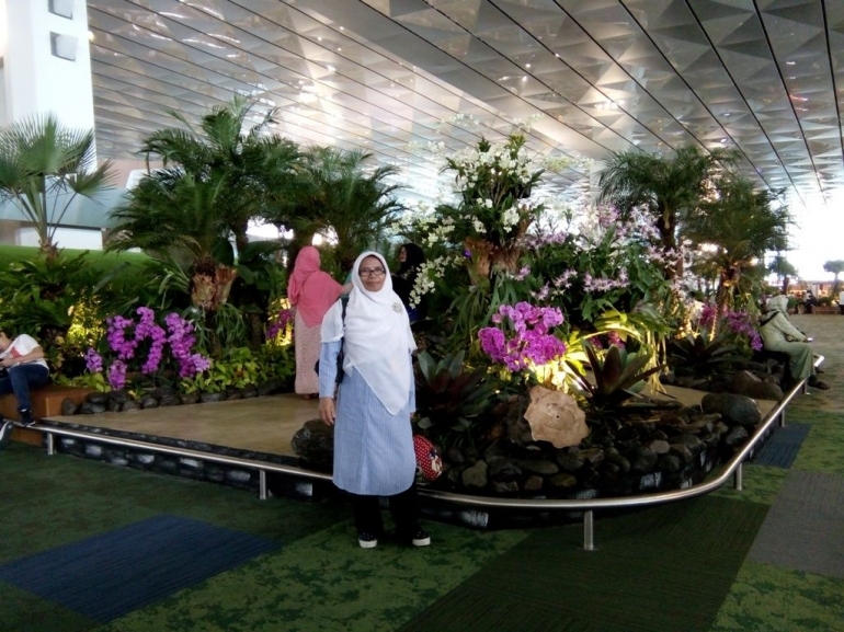Sebuah Taman Dekorasi di Salah Satu Terminal Keberangkatan Luar Negeri Bandara Internasional Sukarno Hatta. Dokumen pribadi. (2017)