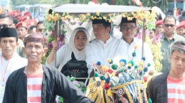 Jokowi berdelman bersama Yenny Wahid di Madura [Detik.com]