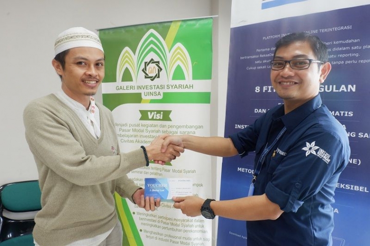 Pemberian doorprize di acara Sekolah Pasar Modal Syariah (SPMS) dilakukan di Fakultas Syariah dan Hukum UIN Sunan Ampel Surabaya (Foto: Dok. Pribadi)