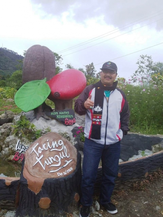 Gambar 3, Tugu kopi menjadi ucapan selamat datang bagi pengunjung kafe (Doc. FMT)