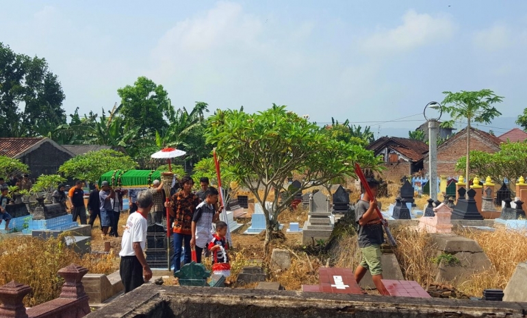 Pemakaman umum di dusun Jetak. Di sini lazim dijumpai makam dengan salib berdampingan di antara makam-makam muslim (dok. pri).