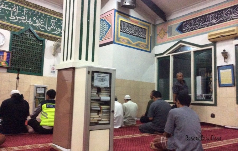 Suasana Subuh di Masjid Jami Ar-Rohah (Foto : @kaekaha)