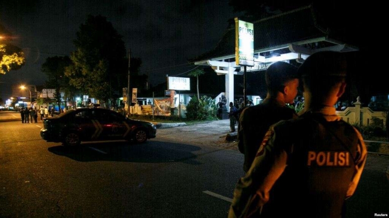 Lokasi baku tembak di Jalan Kaliurang saat polisi akan meringkus terduga teroris Juli lalu. (Foto: VOA Indonesia)