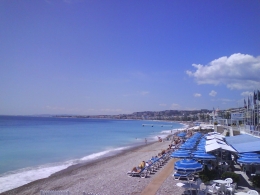 Suasana Opéra Plage Beach di kota Nice, sebelah selatan negara Prancis ketika musim panas (foto : Derby Asmaningrum)