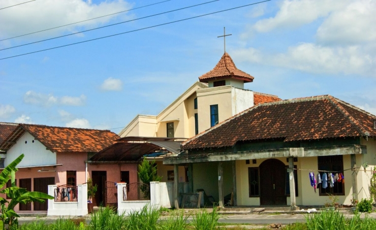 Gereja di tengah-tengah rumah warga di Dusun Jetak, Wedi, Klaten, Jawa Tengah (dok. pri).