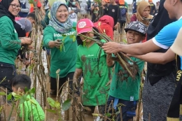Beberapa anak-anak ikut sebagai relawan menanam mangrove. (dok. panitia).