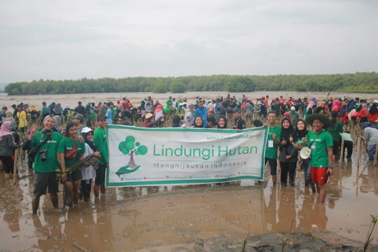 Komunitas Lindungi Hutan bekerjasama dengan Pemprov Jateng, Pemkot Semarang dan Djarum Foundation melakukan gerakan penanaman 11.000 pohon mangrove di tepi pantai Mangunharjo Mangkang Semarang. (16/12/2018).| dok.panitia Lindungi Hutan.