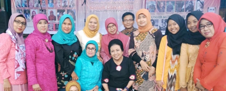 Bersama Ceu Popong dan teman-teman Pegiat Literasi Jabar. (dokpri)