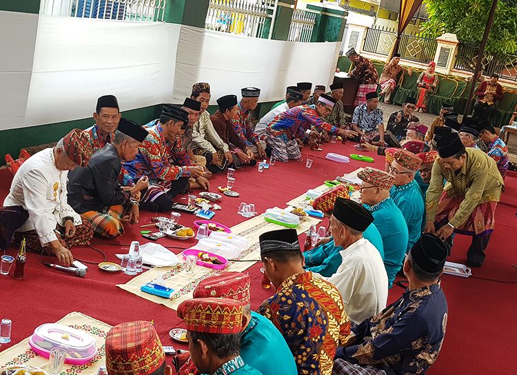 Suasana musyawarah adat untuk menentukan pemberian gelar adat Lampung, Megou Pak Sumber foto: J.Haryadi