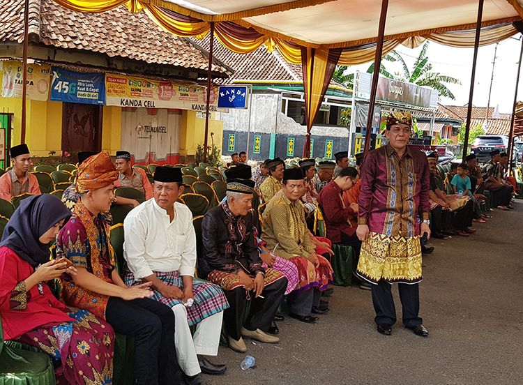 Suasana musyawarah adat untuk menentukan pemberian gelar adat Lampung, Megou Pak Sumber foto: J.Haryadi
