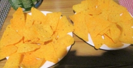 nachos disebarkan pada piring/dokpri