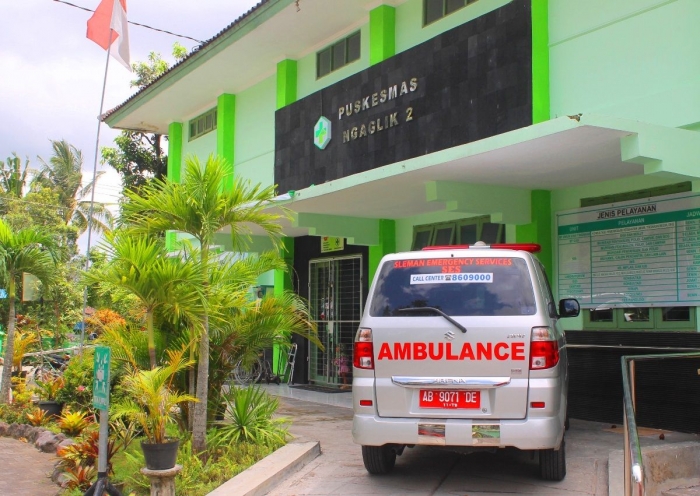 Ambulans siap antar pasien rujukan (foto: Ko In)