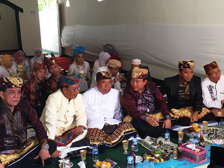 Para Tokoh Sedang Menanti Prosesi Pemberian Gelar Adat Lampung, Megou Pak Sumber foto: J.Haryadi