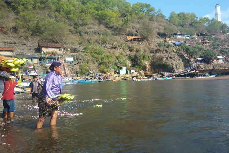 Tradisi sedekah laut di Yogyakarta (sumber: kompas.com).