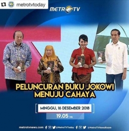 Pendiri Tiga Serangkai, Siti Aminah Abdullah (nomor dua dari kiri) sedang foto bersama dengan Jokowi saat peluncuran buku.