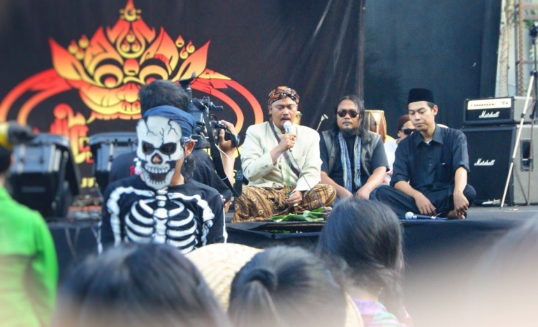 Penganut kepercayaan tradisional dalam doa bersama tokoh lintas agama di Yogyakarta (dok. pri).