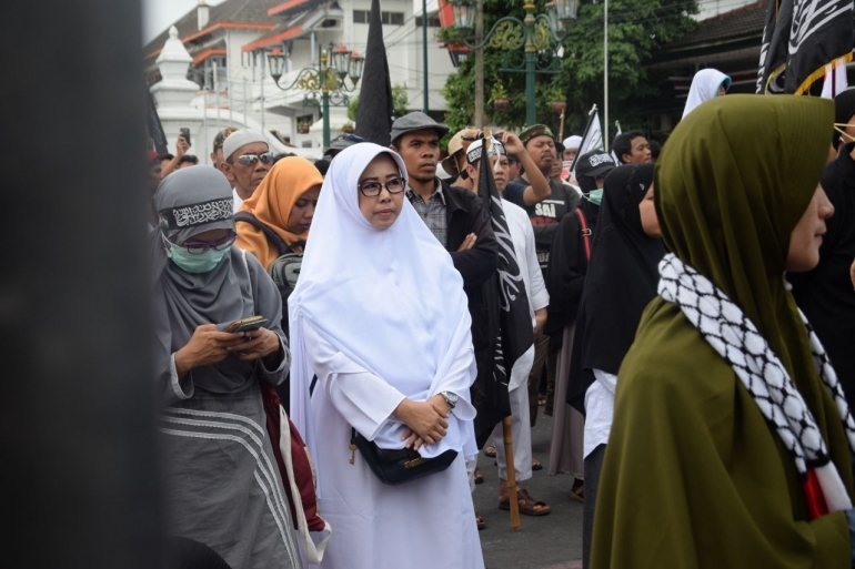 Linda Afriani, S.E. berdoa untuk Muslim Uighur (dokpri)