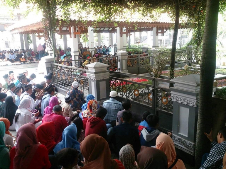 Ratusan peziarah saat berdo'a di depan makam KH. Abdurrahman Wahid (Gusdur) di Jombang Jawa Timur (Dok.Pribadi)