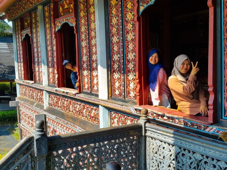 Ukiran unik yang membaluti megahnya Rumah Gadang Sungai Baringin. dok pribadi