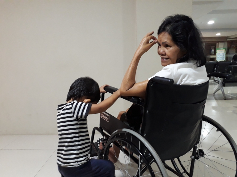 Ibu Norita saat menunggu ceck kesehatan (rujuk lanjutan) di rumah sakit Mitra Medika Medan, tempo hari
