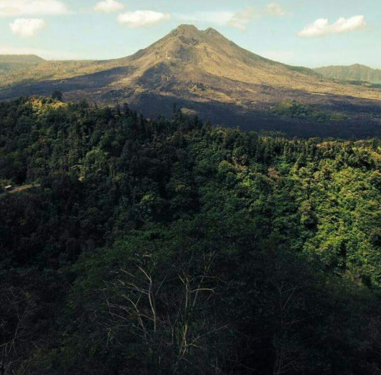 Puncak Gunung Batur dilihat dari Banjar Kayupadi, Desa Pinggan Kintamani (instagram @himammiladi)