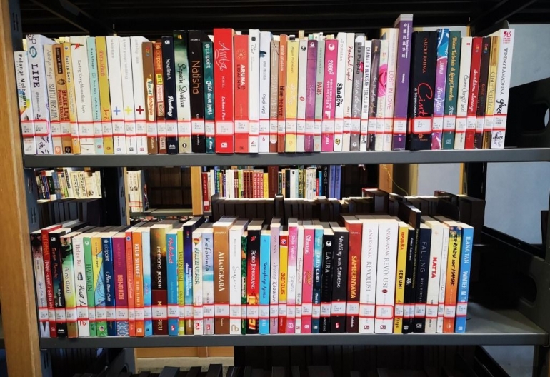 Berbagai novel Indonesia di rak buku perpustakaan
