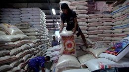 Pasar Induk Beras Cipinang (PIBC). (TEMPO/Tony Hartawan)