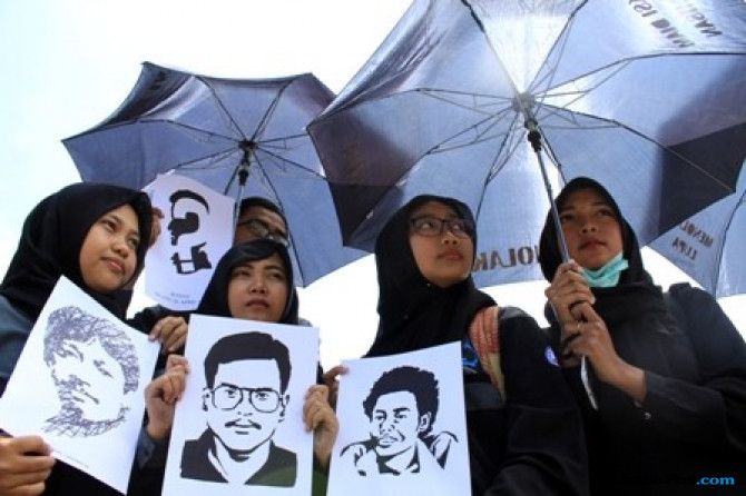 Sejumlah keluarga korban pelanggaran HAM berat melakukan aksi Kamisan, untuk memperingati terbunuhnya keluarga mereka. (Dok.Jawapos)