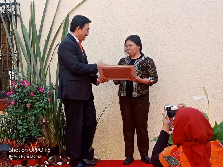 Mbak Sar menerima piagam penghargaan dari zduta Besar Yusra Khan / foto dokumen pribadi 