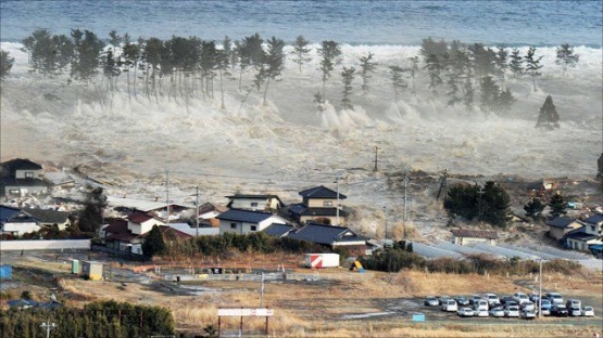 Ilustrasi: Dengan kekuatan gelombang tsunami seperti di kawasan utara Jepang ini (11/3-2011) dengan magnitudo gempa 89 skala Richter, apakah ada waktu untuk melarikan diri setelah mendengar bunyi atau suara peringatan dini? (Sumber: bbc.com)