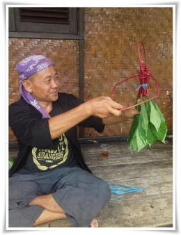 Mang Ukat sedang mengajarkan cara membuat wayang daun singkong (Dok. KPBMI)