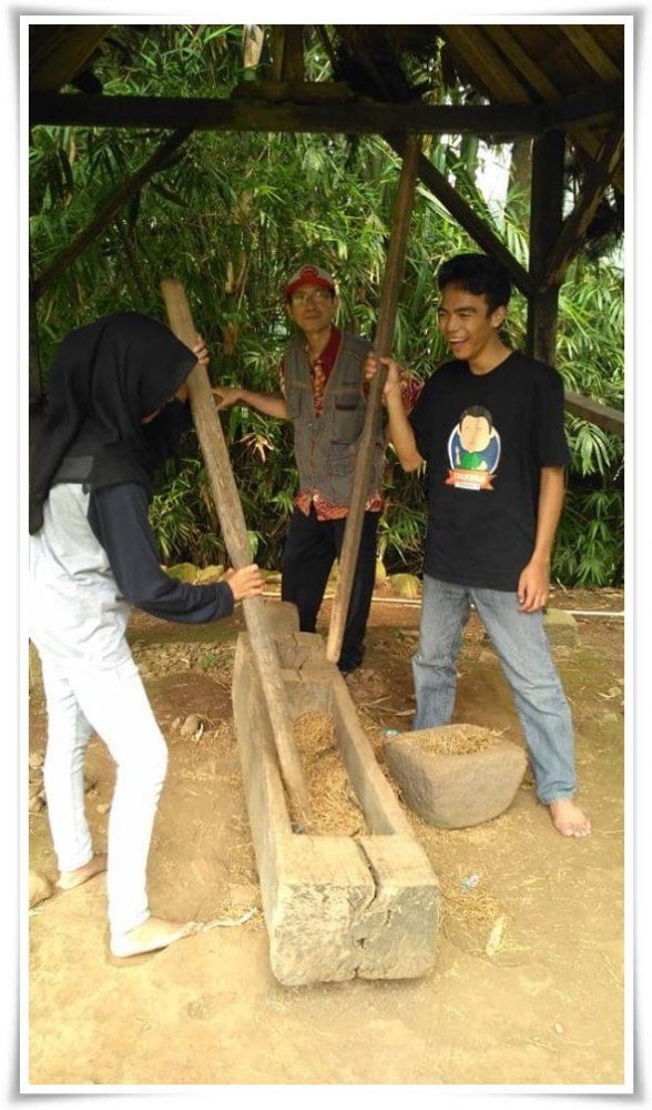 Coba menumbuk padi secara tradisional (Dok. KPBMI)