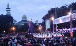 Suasana ibadah Natal bersama, nampak kubah masjid Raya (foto: dok Agung)