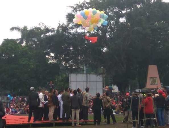 Walikota Salatiga dan panitia melepas balon (foto: Dokumentasi pribadi)