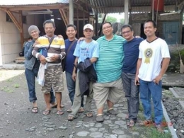 Pasca diskusi di Markas PMI Kabupaten Bantul. Ki-ka: Bambang (Palembang), penulis, lupa, Rere (Palembang), maz Bom (Surabaya), Hafil Dayak (Banjarmasin) dan Misno (Banjarnegara). Dokpri 