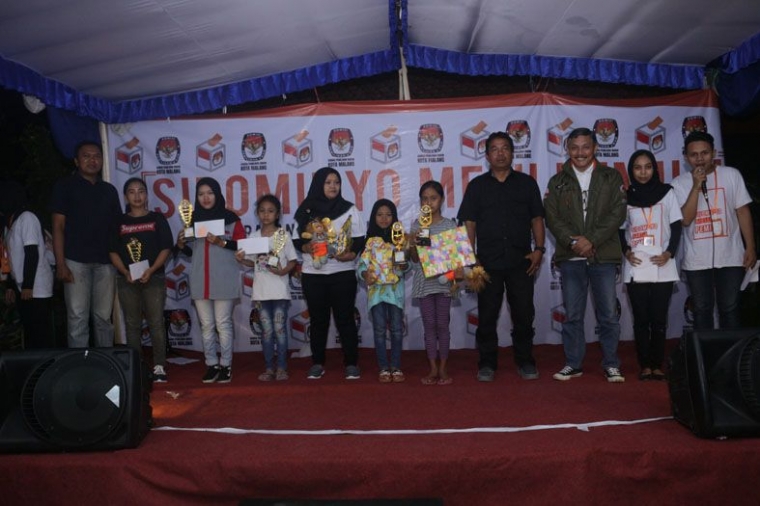 Pembagian hadiah kepada para pemenang lomba. (docs. pribadi)