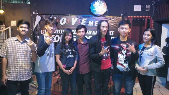 Gen Milenial lagi kongkow di Kafe Wapres Medan. Mathew Tenggara (Boy) no. 2 dari kanan. (dok. Hermanto)
