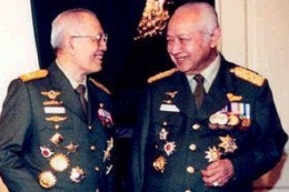 Dua Jenderal Besar , Suharto dan Nasution .Sumber foto: News.okezone .com 
