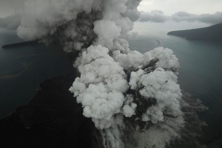 Aktivitas letupan abu vulkanik dari Gunung Anak Krakatau di Selat Sunda terpantau dari udara yang diambil dari pesawat Cessna 208B Grand Caravan milik maskapai Susi Air, Minggu (23/12/2018). (Kompas/Riza Fathoni)