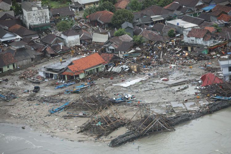 Pantauan udara garis pantai di kawasan Banten yang terdampak tsunami dari pesawat Cessna 208B Grand Caravan milik maskapai Susi Air, Minggu (23/12/2018). (KOMPAS/RIZA FATHONI)