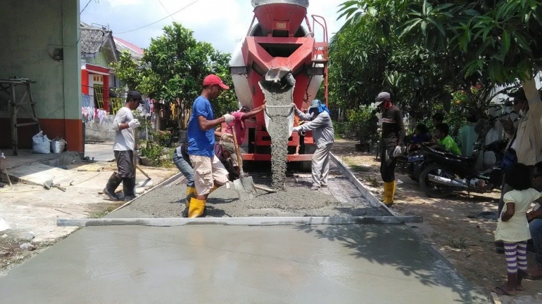 Warga Batam bergairah menyambut pembangunan infrastruktur di lingkungan pemukiman. Foto | Dokumentasi pribadi