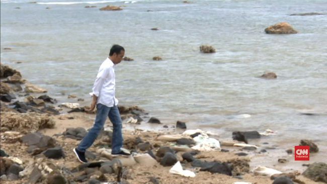 jokowi menghadap laut sesaat setelah tsunami banten. sumber : cnn